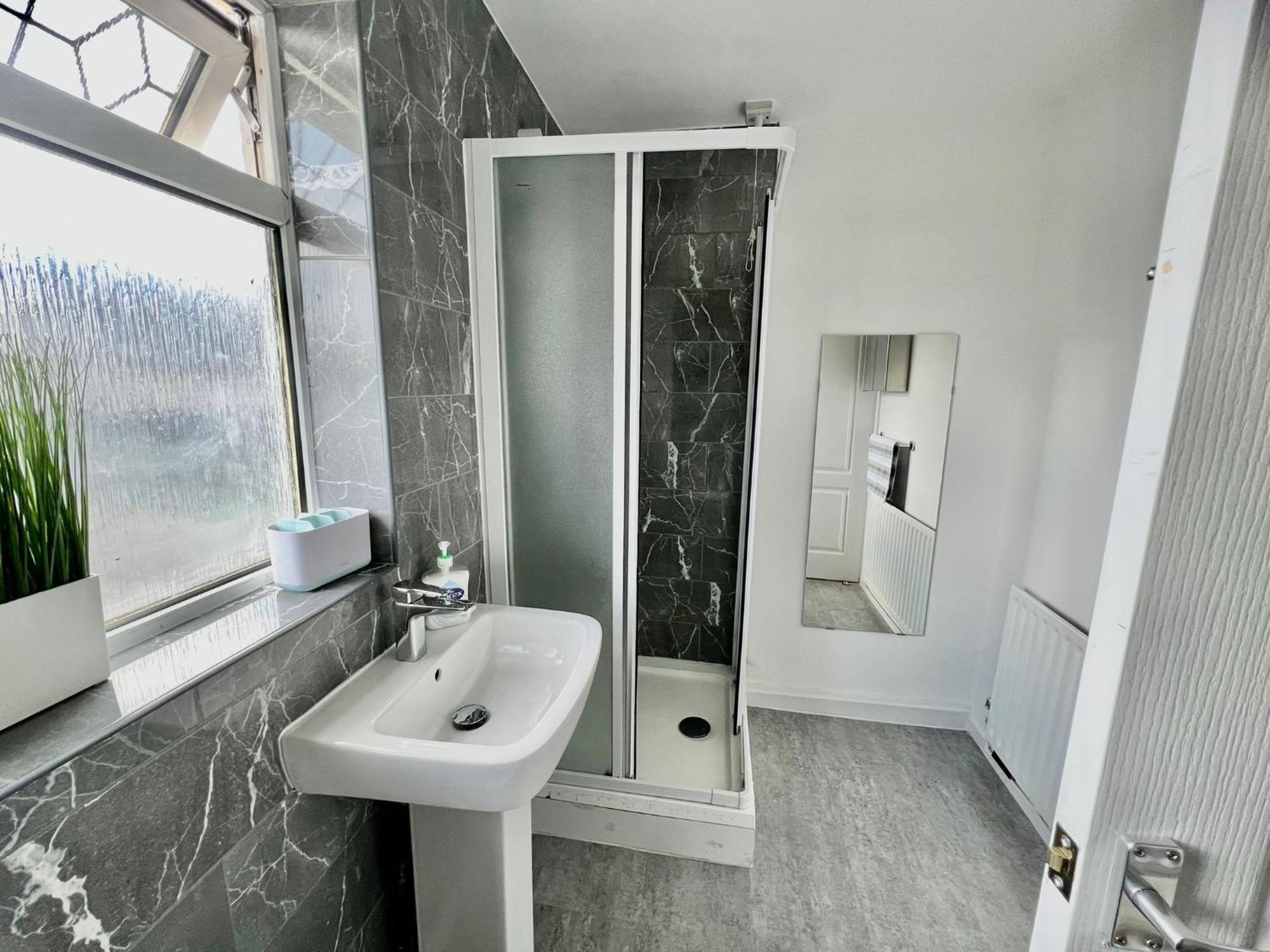 Executive 3 Bedroom Port Talbot Town Centre Margam Sleeps 7 エクステリア 写真