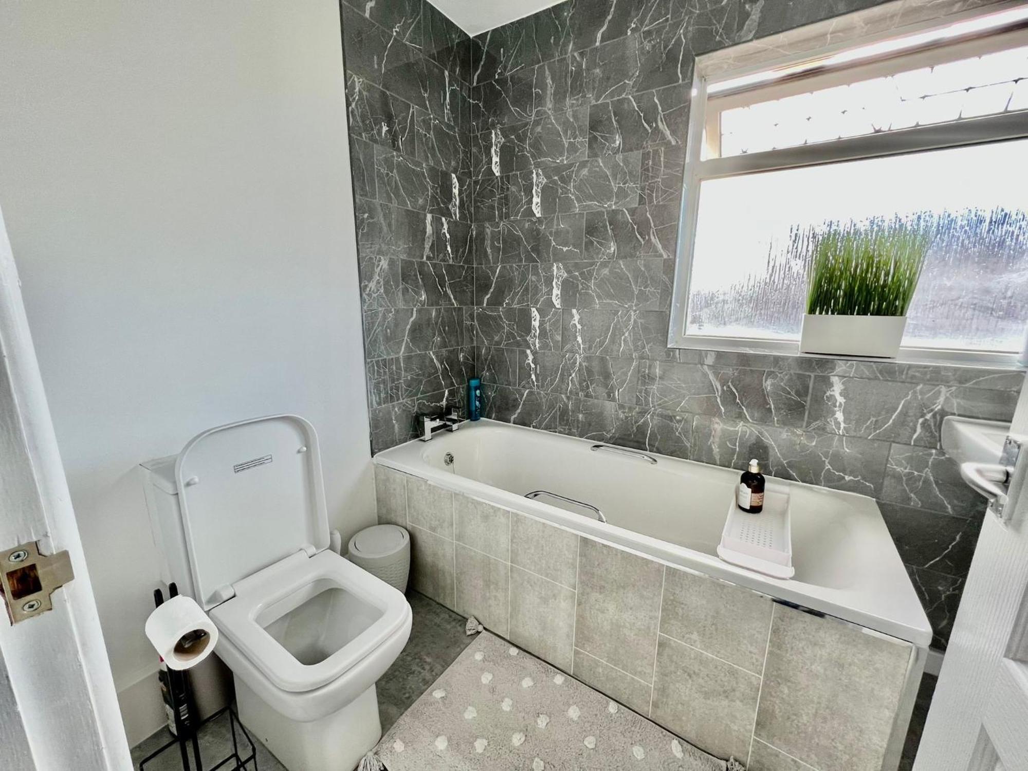 Executive 3 Bedroom Port Talbot Town Centre Margam Sleeps 7 エクステリア 写真