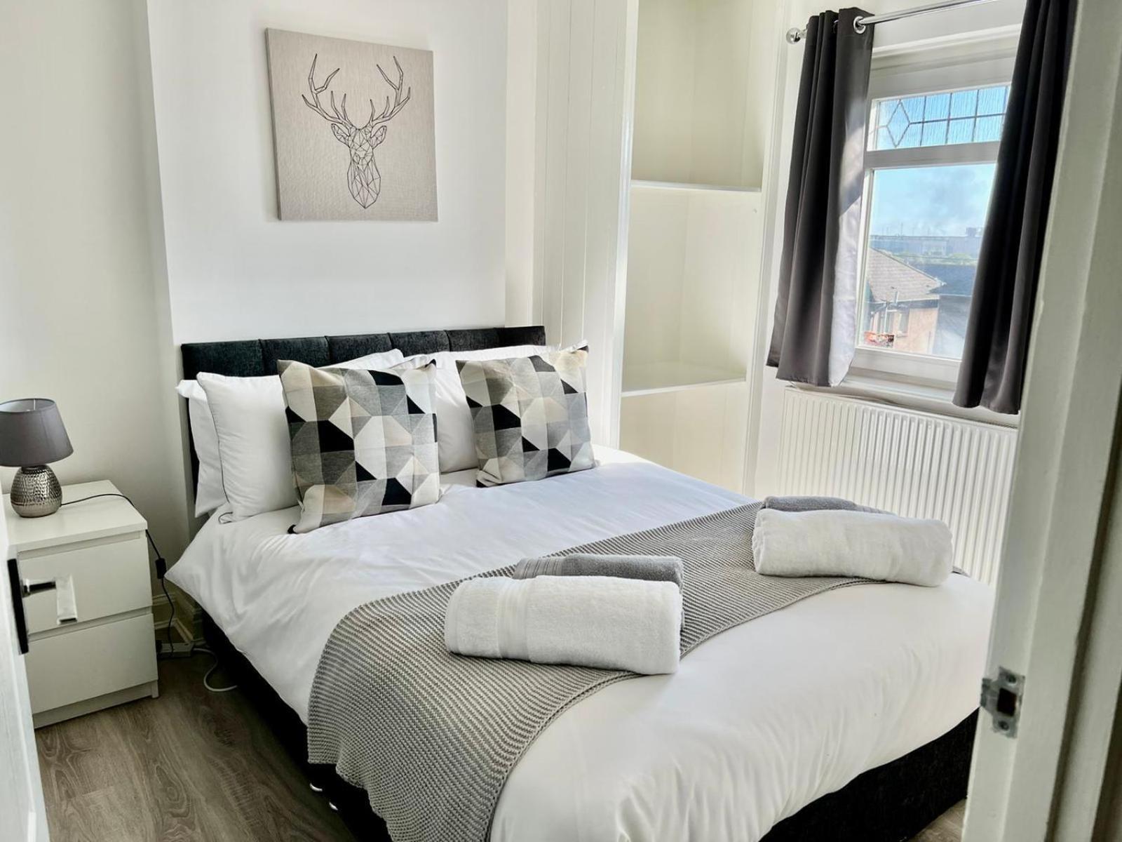 Executive 3 Bedroom Port Talbot Town Centre Margam Sleeps 7 部屋 写真