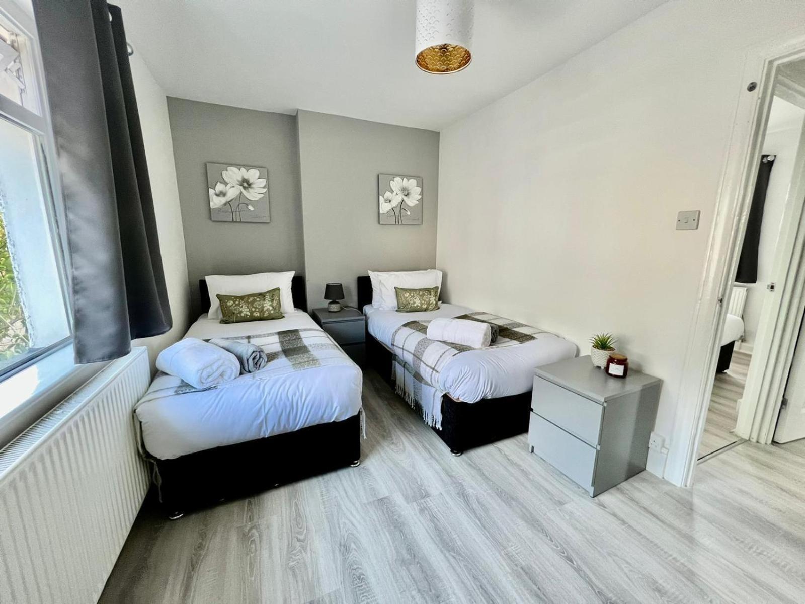 Executive 3 Bedroom Port Talbot Town Centre Margam Sleeps 7 部屋 写真